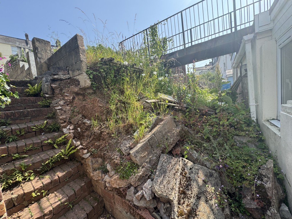 Lot: 93 - GROUND FLOOR FLAT FOR IMPROVEMENT - Damaged wall